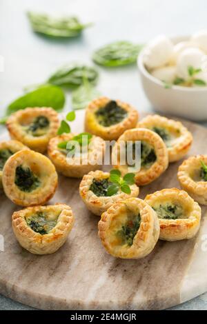 Spinat Mini Quiches frisch gebacken Stockfoto