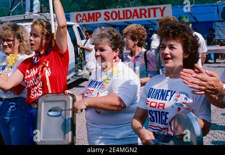 Abingdon, Virginia - Bergarbeiterinnen schlagen auf Töpfen und Pfannen, während sich die Arbeiter und Unterstützer der United Mine während des Streiks der Gewerkschaft 1989-1990 gegen die Pittston Coal Company versammelten. Die Gesundheitsversorgung war das Hauptthema des Streiks. Während des Streiks schlossen sich Mitglieder anderer Gewerkschaften den Bergleuten im Solidaritätslager der Gewerkschaft an. Stockfoto