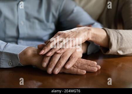 Nahaufnahme reife Ehepartner halten Hände, genießen zarten Moment Stockfoto