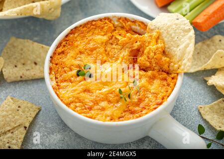 Buffalo Chicken Dip mit Chips Stockfoto