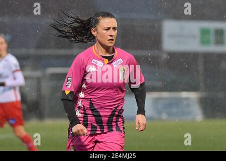 Zulte, Belgien. Januar 2021. Jennifer Bouchenna (17) von Sporting Charleroi während eines weiblichen Fußballspiels zwischen SV Zulte - Waregem und Sporting Charleroi am elften Spieltag der Saison 2020 - 2021 der belgischen Scooore Womens Super League, samstag, 23. Januar 2021 in Zulte, Belgien. FOTO SPORTPIX.BE Dirk VUYLSTEKE Quelle: SPP Sport Press Foto. /Alamy Live Nachrichten Stockfoto