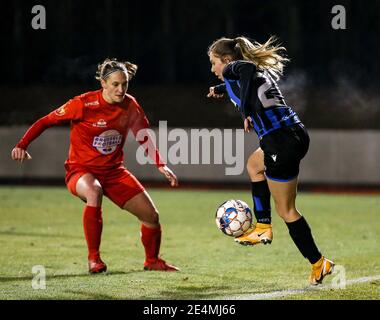 Woluwe, Belgien. Januar 2021. Clotilde Codden (23) von Woluwe und Talitha De Groote (20) vom Club Brugge in Aktion während eines weiblichen Fußballspiels zwischen FC Femina White Star Woluwe und Club Brugge YLA am elften Spieltag der Saison 2020 - 2021 der belgischen Scooore Womens Super League, Freitag 22 Januar 2021 in Woluwe, Belgien . FOTO SPORTPIX.BE / SPP / SEVIL OKTEM Quelle: SPP Sport Press Foto. /Alamy Live Nachrichten Stockfoto