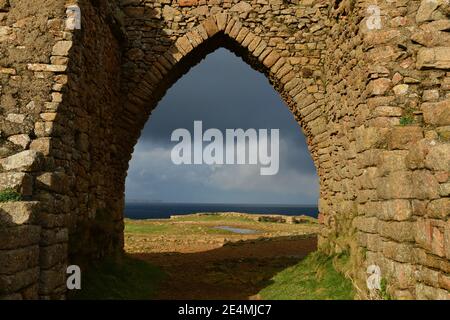 Gronez Castle Ruine, Jersey, Großbritannien Normannisches Fort aus dem 13. Jahrhundert mit Blick auf andere Inseln und einem stürmischen Winterhimmel. Stockfoto