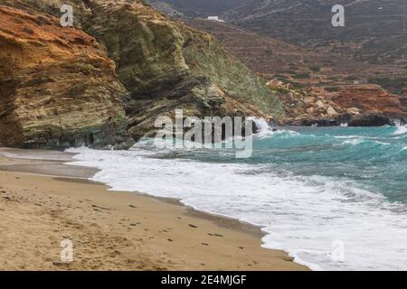 Blick auf die Küste und den Strand von Agkali der Insel Folegandros. Ägäis, Kykladen Archipel, Griechenland. Stockfoto