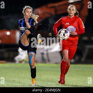 Woluwe, Belgien. Januar 2021. Talitha De Groote (20) vom Club Brugge und Clotilde Codden (23) von Woluwe kämpfen während eines weiblichen Fußballspiels zwischen FC Femina White Star Woluwe und Club Brugge YLA am elften Spieltag der Saison 2020 - 2021 der belgischen Scooore Womens Super League um den Ball, Freitag 22 Januar 2021 in Woluwe, Belgien . FOTO SPORTPIX.BE / SPP / SEVIL OKTEM Quelle: SPP Sport Press Foto. /Alamy Live Nachrichten Stockfoto