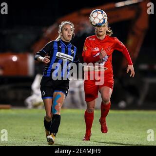 Woluwe, Belgien. Januar 2021. Talitha De Groote (20) vom Club Brugge und Clotilde Codden (23) von Woluwe kämpfen während eines weiblichen Fußballspiels zwischen FC Femina White Star Woluwe und Club Brugge YLA am elften Spieltag der Saison 2020 - 2021 der belgischen Scooore Womens Super League um den Ball, Freitag 22 Januar 2021 in Woluwe, Belgien . FOTO SPORTPIX.BE / SPP / SEVIL OKTEM Quelle: SPP Sport Press Foto. /Alamy Live Nachrichten Stockfoto