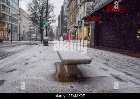 Die Oxford Street ist schneebedeckt. London, Großbritannien 24. Januar 2021. Stockfoto