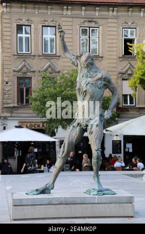 Prometheus von Jakov Brdar auf der Metzgerbrücke in Ljubljana Stockfoto