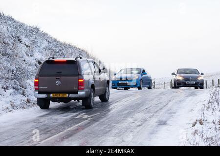 Rivington, Lancashire, England, Großbritannien. Januar 2021. Autofahrer werden auf der Rivington Road, die zwischen Belmont und Rivington in Lancashire verläuft, vom Eis erwischt. Die Straße scheint nicht behandelt worden zu sein und ist in der letzten Nacht unter Null Temperaturen gefroren. Ein VW-Pickup-LKW steht vor einem Astra-Auto in der entgegenkommenden Spur stecken. Quelle: Callum Fraser/Alamy Live News Stockfoto