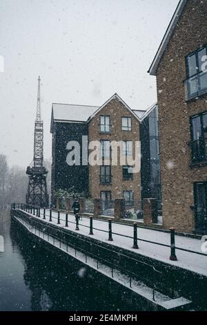 Richmond upon Thames, London - 2021.01.24: Alter alter alter alter Hafenkran an verschneiten Tagen im westlichen Teil der Themse Stockfoto