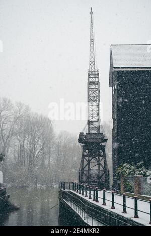 Richmond upon Thames, London - 2021.01.24: Alter alter alter alter Hafenkran an verschneiten Tagen im westlichen Teil der Themse Stockfoto