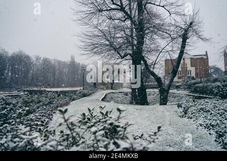 Richmond upon Thames, London - 2021.01.24: Schöner Garten mit Schnee bedeckt im Winter Sonntagmorgen Stockfoto