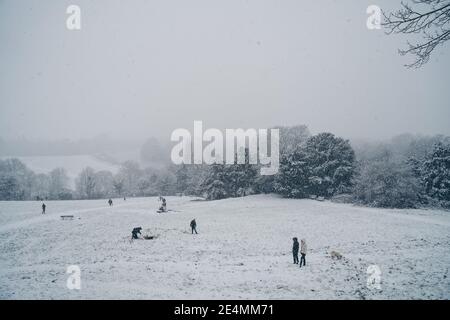 Richmond upon Thames, London - 2021.01.24: Menschen, die Spaß im Schnee haben am Richmond Hill - Aussichtspunkt Stockfoto