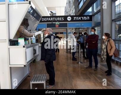 Lod, Israel. Januar 2021. Am Sonntag, den 24. Januar 2021, sammelt ein Arbeiter eine Abstrichprobe von einem Reisenden an einer CHECK-2-FLY-Rapid-Coronavirus-Testkabine auf dem israelischen Ben Gurion Airport in Lod bei Tel Aviv. Foto von Debbie Hill/UPI Kredit: UPI/Alamy Live Nachrichten Stockfoto