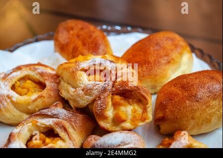 Apricot Blätterteig und Pasteten auf einer weißen Serviette. Nahaufnahme, selektiver Fokus. Stockfoto