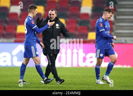 Leicester City Manager Brendan Rodgers gratuliert Luke Thomas (links) und Marc Albrighton nach dem letzten Pfiff beim vierten Lauf des Emirates FA Cup im Brentford Community Stadium, London. Bilddatum: Sonntag, 24. Januar 2021. Stockfoto