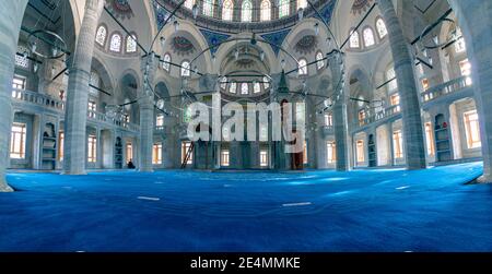 Panoramafoto des Inneren der Sokolu Mehmet Pasa Moschee in Beyoglu Istanbul Stockfoto