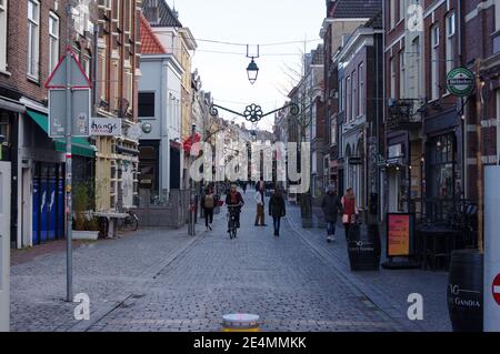 Nijmegen, Niederlande - 14. Januar 2021: Leere Einkaufsstraße während einer Sperre in der Corona-Pandemie mit einigen Leuten auf der Straße Stockfoto