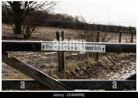 Fußweg nach Penrith Schild an einem Tor mit fünf Bars Stockfoto