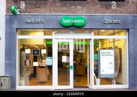 Nijmegen, Niederlande - 14. Januar 2021: Eingang eines Speckers-Ladens in Nijmegen. Specsavers Optical Group Ltd ist ein britisches multinationales optisches Unternehmen Stockfoto