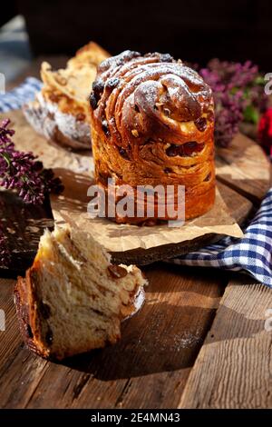 Osterkuchen Kraffin. Kraffine mit Rosinen, kandierten Früchten und Mohn, mit Puderzucker bestreut. Nahaufnahme von hausgemachtem Kuchen. Cruffin. Stockfoto