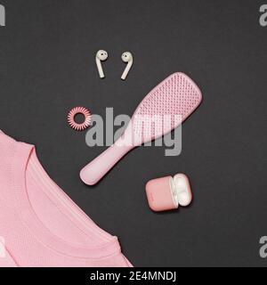 Odessa, Ukraine - Dezember, 14 2020: Eine trendige hellrosa Farbe Mädchen Kit von Tangle Teezer Haarbürste mit Invisibobble Haarring, Apple AirPods mit Stockfoto