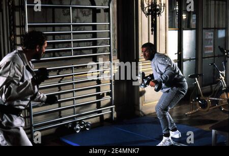 PAT ROACH und SEAN CONNERY als James Bond 007 Kampf in NEVER SAY NEVER AGAIN 1983 Regisseur IRVIN KERSHNER Executive Producer Kevin McClory UK/USA/West Germany Talia Film II Productions / Woodcote / Producers Sales Organization (PSO) / Warner Bros Stockfoto