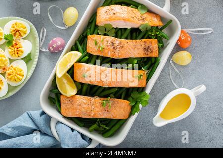 Gebratener Lachs zum Osterbrunch Stockfoto
