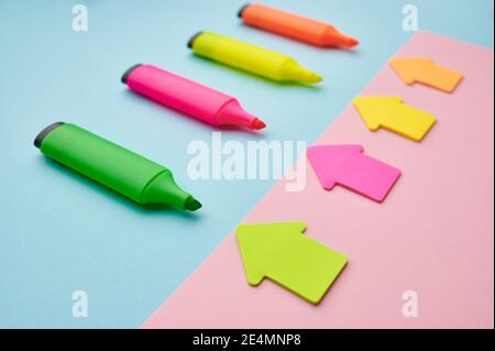 Set von Permanentmarkern und magnetischen Pfeilen Stockfoto