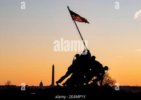 Arlington. Januar 2021. Das am 24. Januar 2021 aus Arlington in Virginia aufgenommene Foto zeigt das Washington Monument, das Kapitolgebäude in Washington, DC, und eine Statue am U.S. Marine Corps war Memorial in Arlington, Virginia, USA. Die Gesamtzahl der bestätigten COVID-19 Fälle in den Vereinigten Staaten überstieg 24,995,000, nach den Daten von Johns Hopkins University am Sonntagmorgen veröffentlicht. Quelle: Liu Jie/Xinhua/Alamy Live News Stockfoto