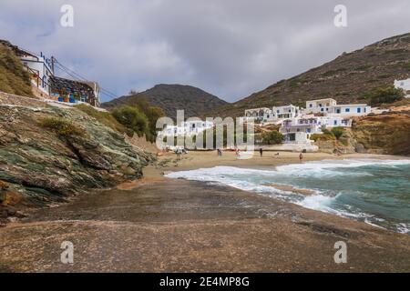 Agkali Beach, Insel Folegandros, Griechenland - 24. September 2020: Touristen schwimmen im Meer und entspannen am Strand. Beliebter Sandstrand. Stockfoto