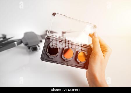 Frau hält ND-Filter und Polarisationsfilter für Drohne eingestellt. Filter für die Drohnenkamera. Stockfoto