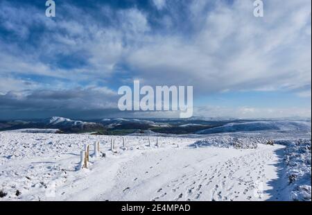 CAER Caradoc, Hope Bowdler Hill, Ragleth Hill und Brown Clee Hill im Schnee vom Burway auf dem Long Mynd, Church Stretton, Shropshire aus gesehen Stockfoto