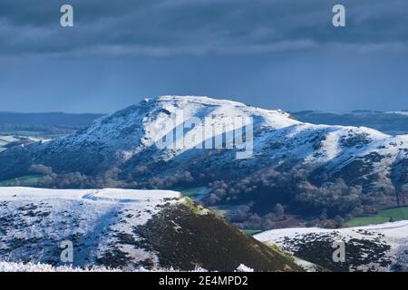 CAER Caradoc und Bodbury Ring im Schnee vom Long Mynd aus gesehen, Church Stretton, Shropshire Stockfoto