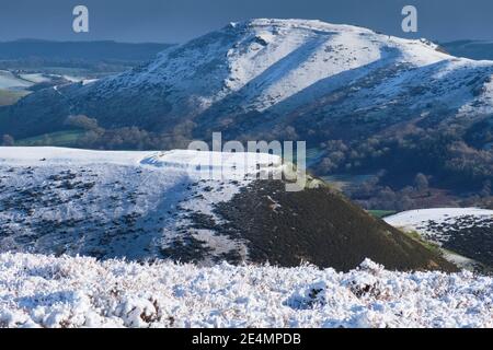 CAER Caradoc und Bodbury Ring im Schnee vom Long Mynd aus gesehen, Church Stretton, Shropshire Stockfoto