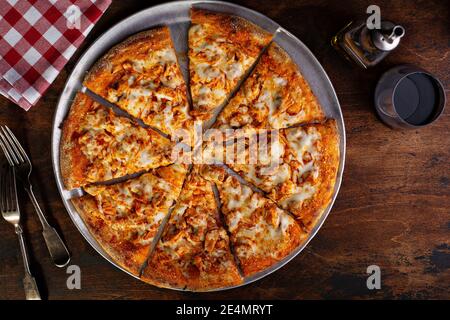 BBQ Hähnchenpizza in Scheiben geschnitten Stockfoto