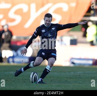 Galway Sportsgrounds, Galway, Connacht, Irland. Januar 2021. Guinness Pro 14 Rugby, Connacht gegen Ospreys; Stephen Myler startet eine Konvertierung für Ospreys Credit: Action Plus Sports/Alamy Live News Stockfoto