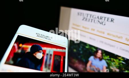 Smartphone mit Website und Logo der Stuttgarter Zeitung auf dem Display. Konzentrieren Sie sich auf die obere Mitte des Handybildschirms. Nicht modifiziertes Foto. Stockfoto