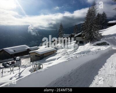 Schamserberg, Schweiz: Winterlandschaft des Naturparks Schamserberg und Piz Beverin. Stockfoto