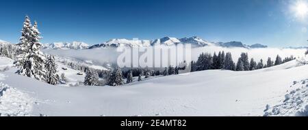 Schamserberg, Schweiz: Winterlandschaft des Naturparks Schamserberg und Piz Beverin. Stockfoto