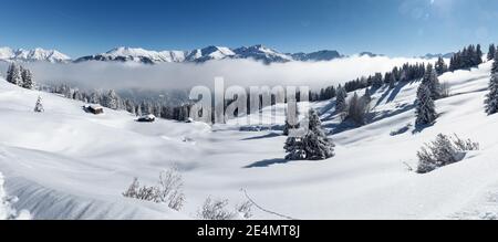 Schamserberg, Schweiz: Winterlandschaft des Naturparks Schamserberg und Piz Beverin. Stockfoto