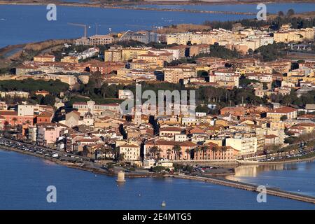 Orbetello, Italia - 11 gennaio 2013: La città di Orbetello e la laguna visti dal monte Argentario Stockfoto