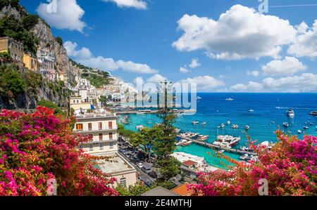 Landschaft mit Amalfi entfernt an der berühmten Amalfiküste, Italien Stockfoto