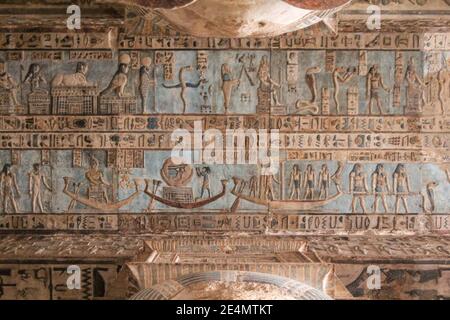 Reliefbilder in der großen Säulenhalle des Hathor-Tempels von Dendera, Ägypten Stockfoto