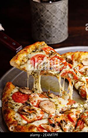 Vegetarische Pizza mit Pilzen und Pesto-Sauce Stockfoto