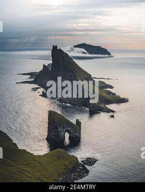 Drangarnir und Tindholmur auf Färöer-Inseln Vagar, Luftdrohnenaufnahme während Sonnenuntergang im Nordatlantik. Färöer, Dänemark, Europa. Stockfoto