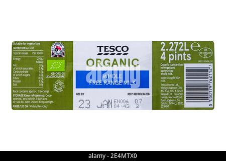 Tesco Bio-Milchflasche Lebensmitteletikett für freie Vollmilch mit Nährwertangaben und Barcode isoliert auf transparentem Hintergrund. Großbritannien Stockfoto
