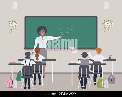 Afrikanische Mathematiklehrerin erklärt Multiplikation zu Grundschülerinnen oder Kindern in der Nähe von Schwarzen Tafel. Junge Frau, die Mathematik unterrichtet Stock Vektor