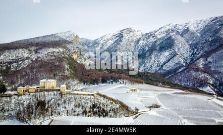 Schloss Thun, Italien, Trentino-Südtirol, Norditalien, Europa. Mittelalterliche Burg in Italien mit Garten und Verteidigungsmauern. Winterlandschaft Stockfoto