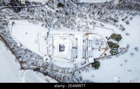 Schloss Thun, Italien, Trentino-Südtirol, Norditalien, Europa. Mittelalterliche Burg in Italien mit Garten und Verteidigungsmauern. Winterlandschaft Stockfoto
